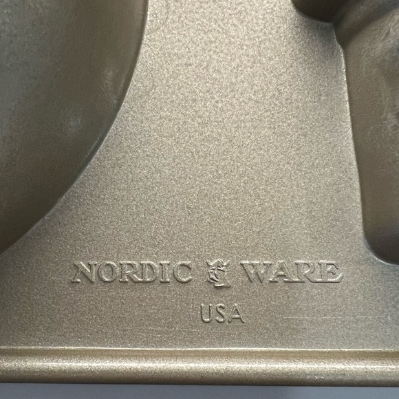 WILLIAMS SONOMA NORDIC WARE 3D SNOWMAN CAKE PAN inspired by frosty the Snowman - Picture 4 of 10